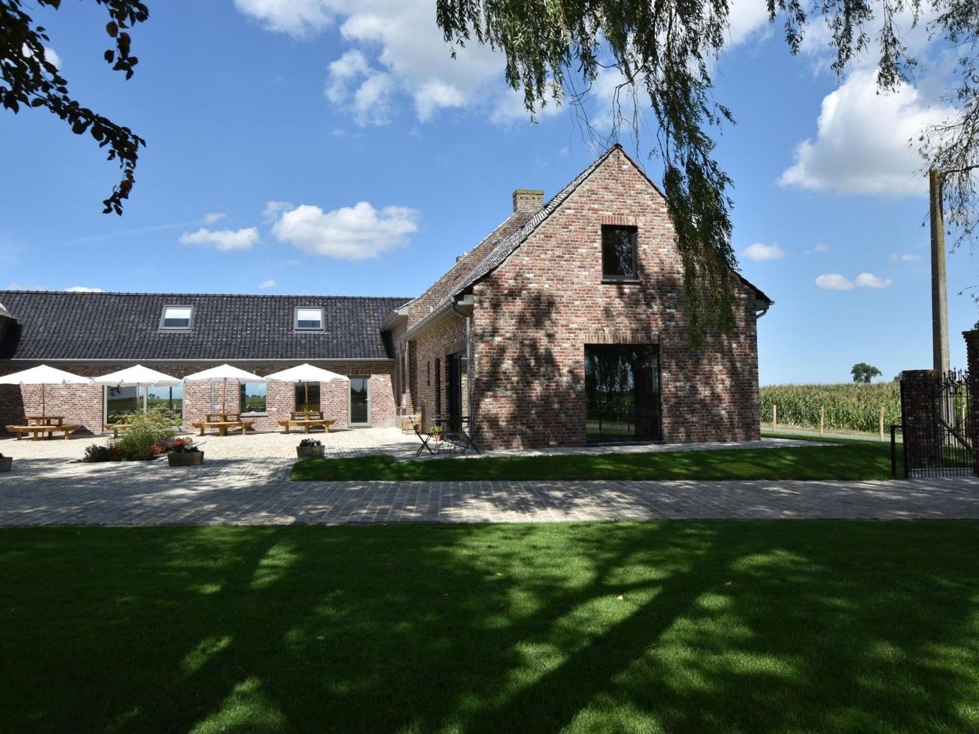 Spacious Holiday Home With Pond In Poperinge Roesbrugge-Haringe Zewnętrze zdjęcie