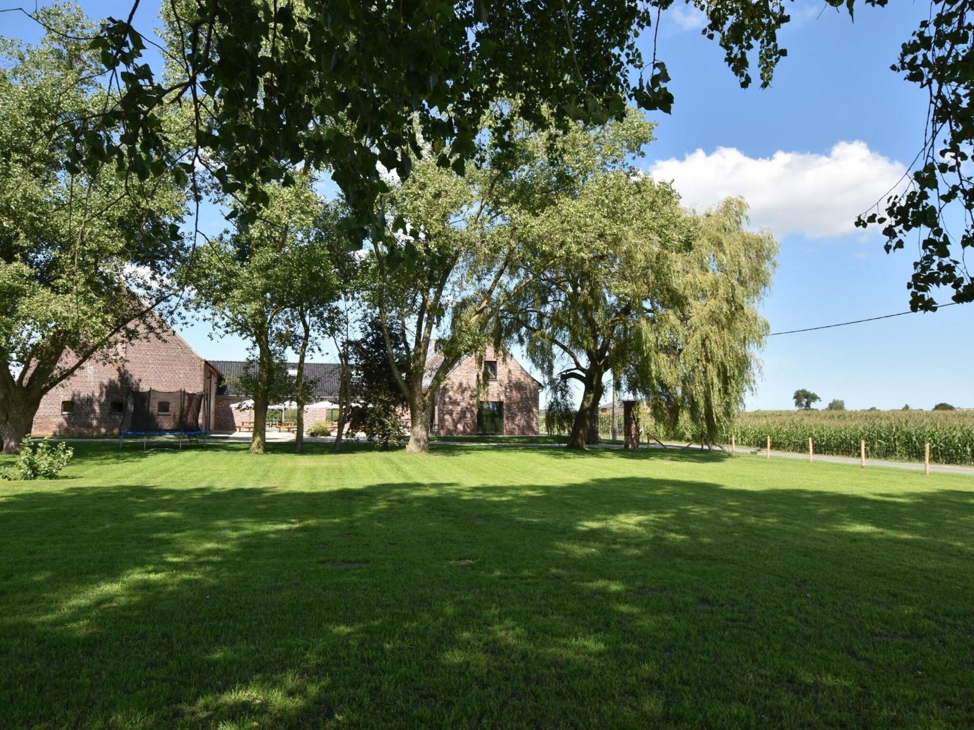 Spacious Holiday Home With Pond In Poperinge Roesbrugge-Haringe Zewnętrze zdjęcie