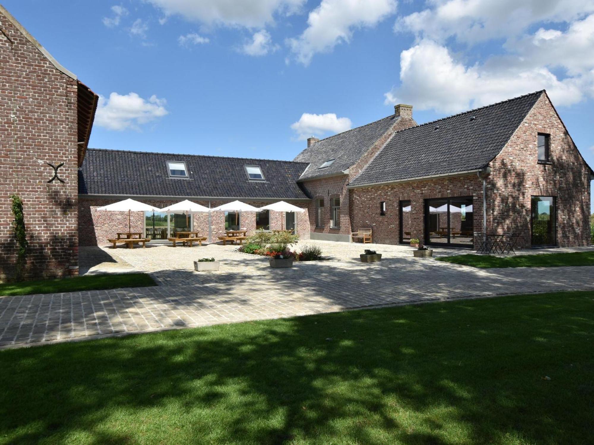 Spacious Holiday Home With Pond In Poperinge Roesbrugge-Haringe Zewnętrze zdjęcie